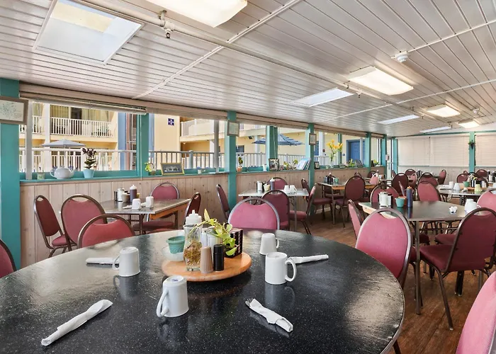 Howard Johnson By Wyndham Ocean Oceanfront