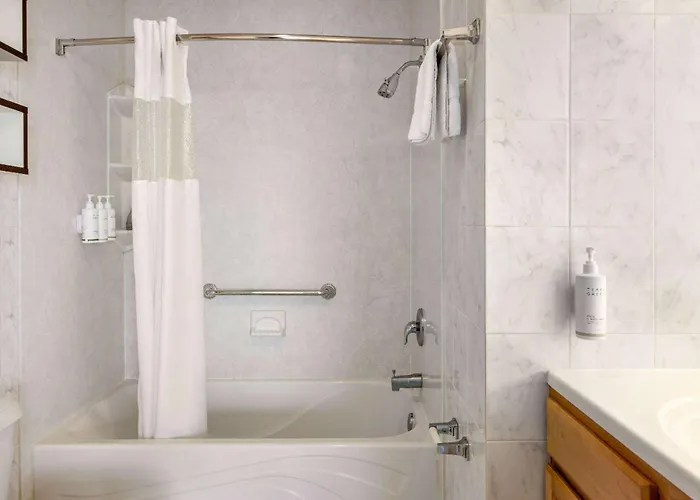 Howard Johnson By Wyndham Ocean Oceanfront