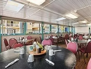 Hotel Howard Johnson By Wyndham Ocean Oceanfront 2*
