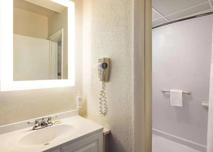 Hotel Howard Johnson By Wyndham Ocean Oceanfront 2*