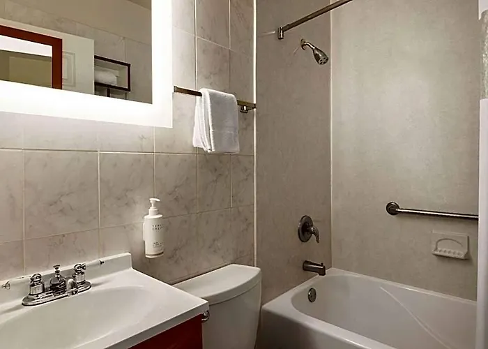 Howard Johnson By Wyndham Ocean Oceanfront Hotel 2*