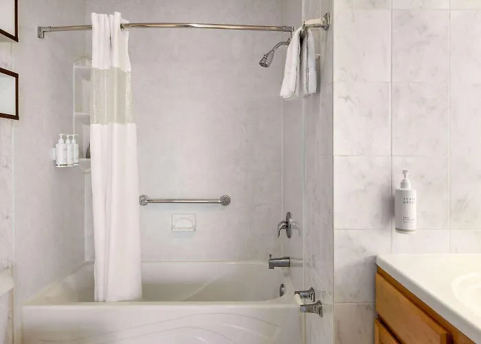 Howard Johnson By Wyndham Ocean Oceanfront Hotel 2*